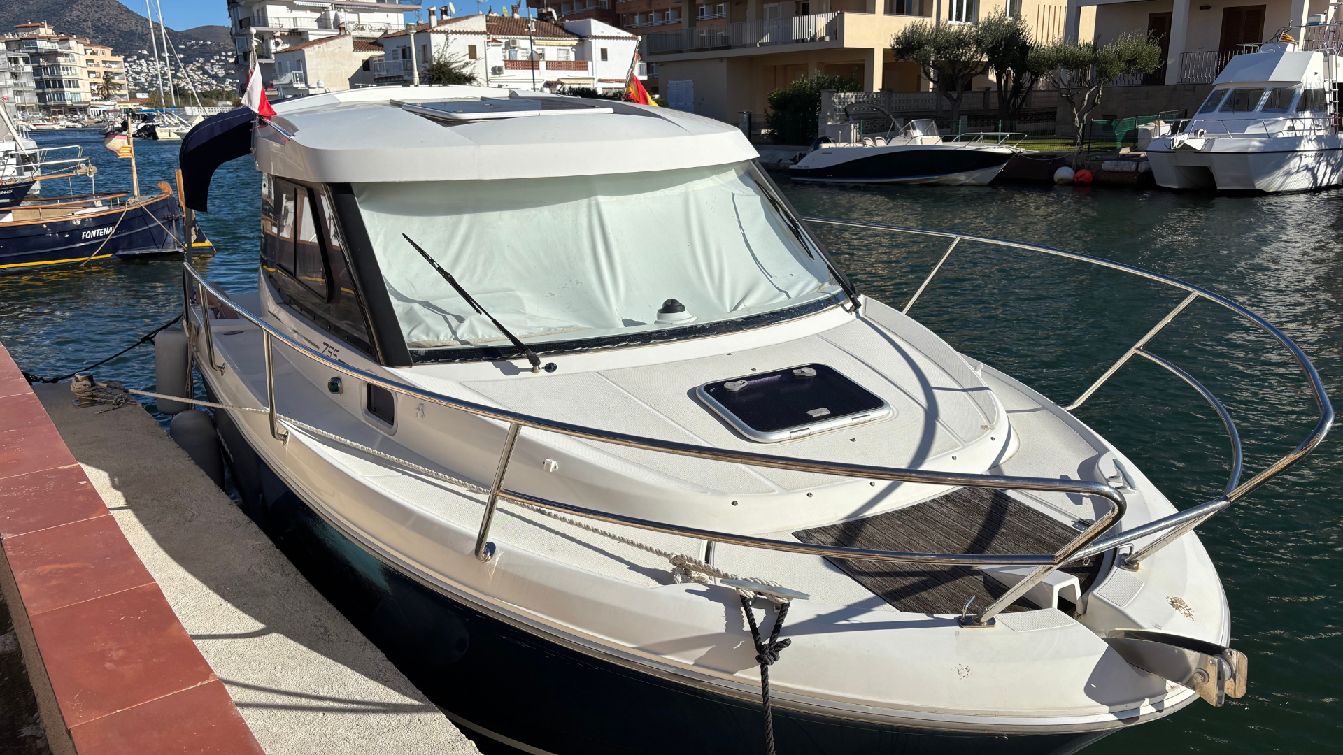 Comprar Merry Fisher 755 ocasión segunda mano Jeanneau barco ideal navegación en España.